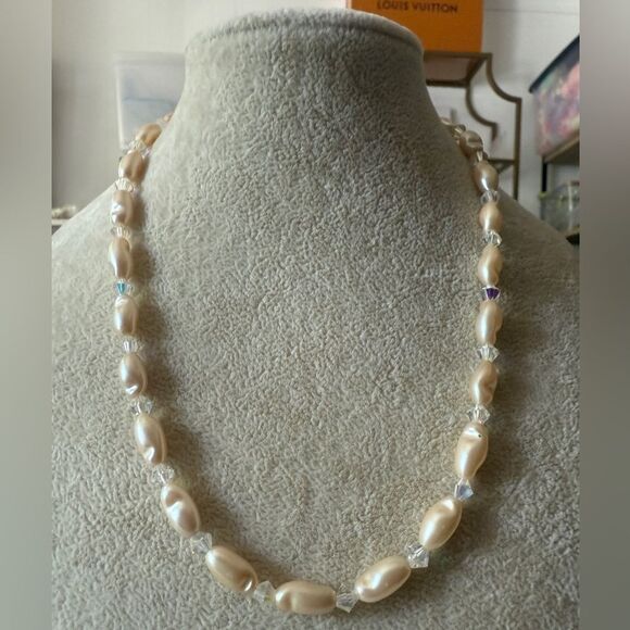 Vintage Faux Pearl & Crystal Bead Necklace with Gold Filigree Clasp - Picture 14 of 17
